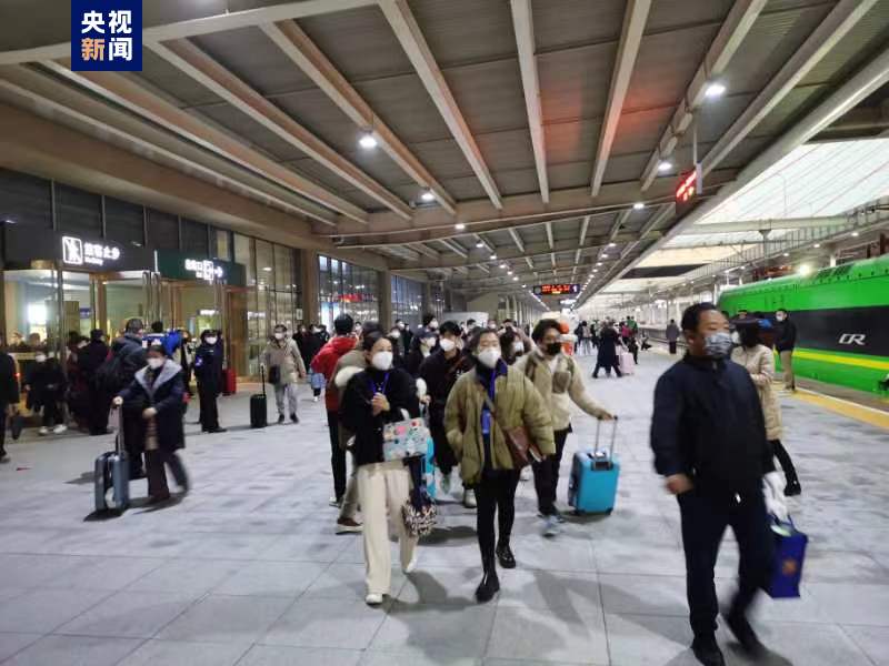 新成昆線が全線開(kāi)通　成都‐昆明間の所要時(shí)間が約7時(shí)間に短縮