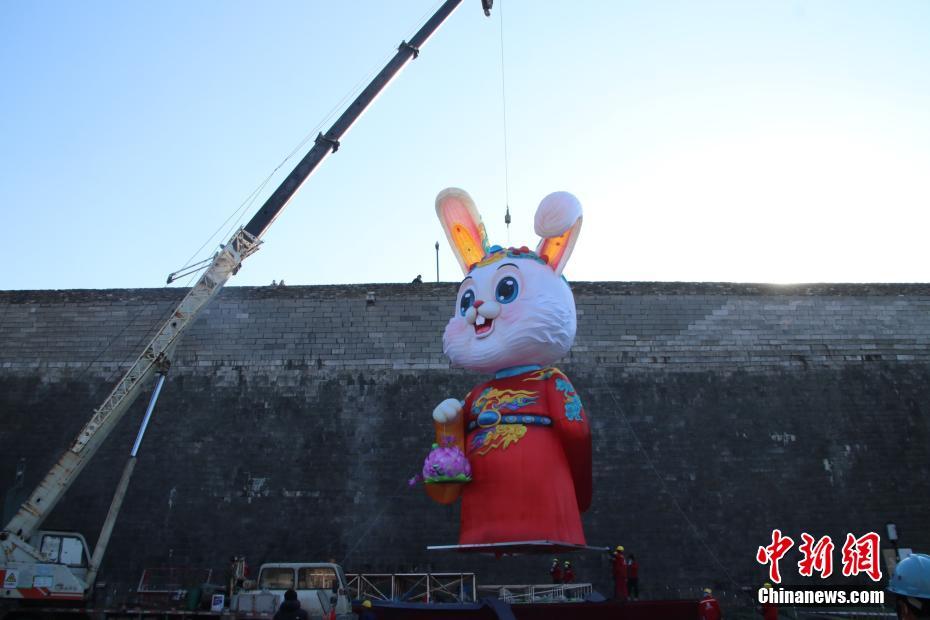 老門東景勝地に大型干支ランタン「文學(xué)福兎」が登場　江蘇省南京