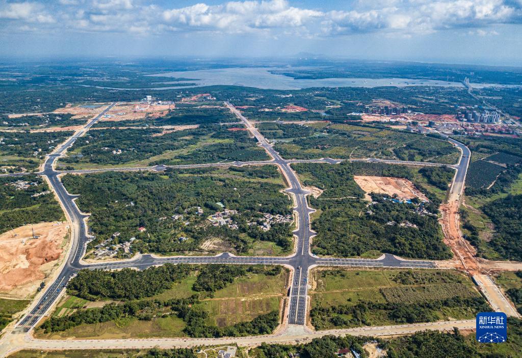 建設(shè)が進(jìn)む文昌國(guó)際航天城スタートアップエリアの「三橫五縦」道路ネットワークプロジェクト（12月26日ドローンによる撮影?蒲暁旭）。