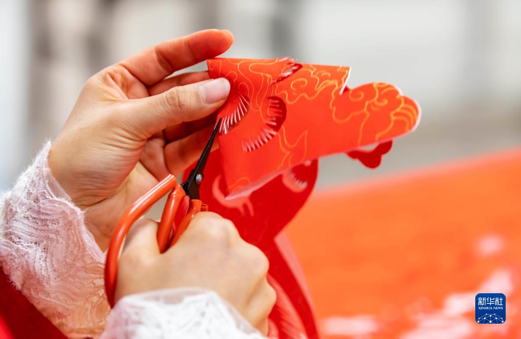 新年を迎える切り紙作りに挑戦！受け継がれる無(wú)形文化遺産　貴州省