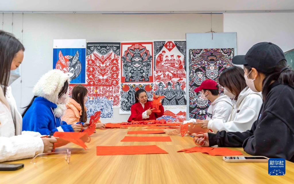 新年を迎える切り紙作りに挑戦！受け継がれる無形文化遺産　貴州省