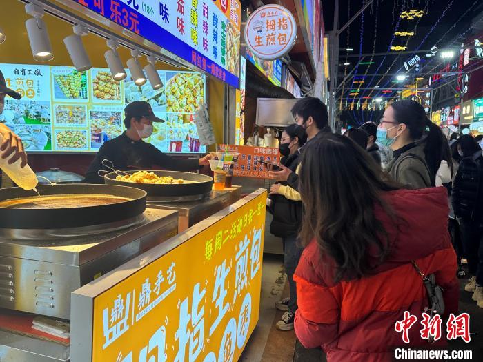 賑わうナイトマーケット、都市に活気が戻る　広西