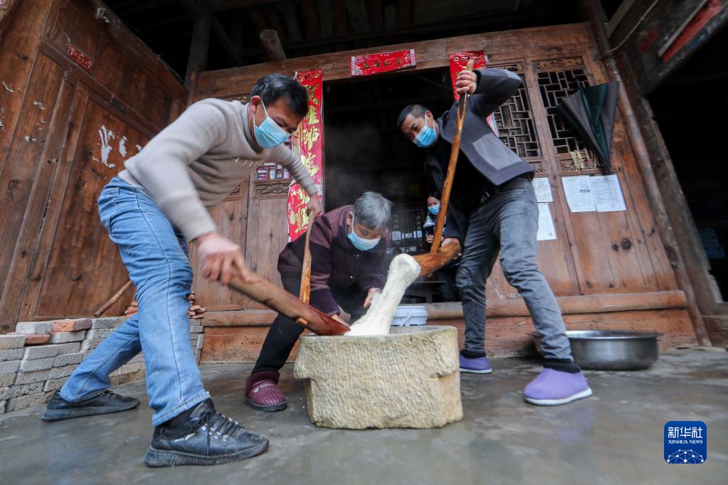年越し控え、餅つきに勤しむ貴州省岑鞏の人々