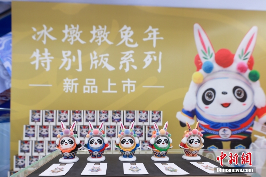 北京王府井工美大廈のカウンターに陳列された「兎墩墩」（撮影?賈天勇）。