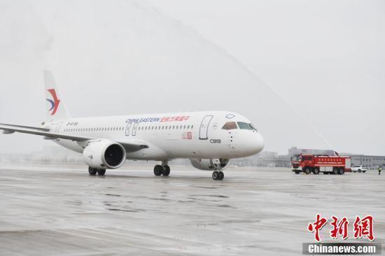 國(guó)産大型旅客機(jī)「C919」は成都天府國(guó)際空港に到著した後、ウォーター?サルートの儀禮で迎えられた。（撮影?張浪）