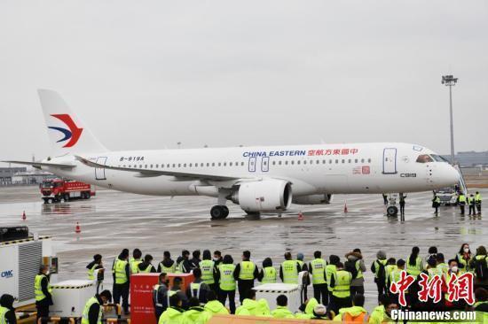 中國の國産大型旅客機(jī)「C919」が成都天府國際空港に到著