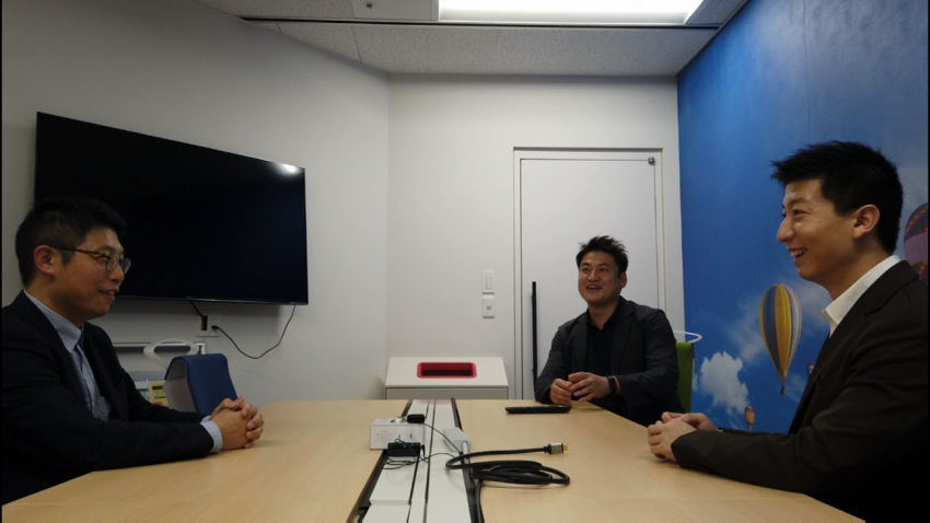 NPO法人日中青年學(xué)生友好協(xié)會の今後について話し合う陳佳嶸さん、李顥淳さん、姜伝超さん（寫真左から、スクリーンショット）。