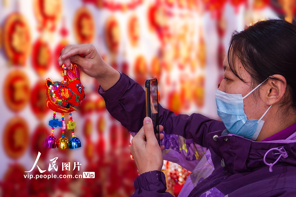 賑わい見せる年越し用品市場　山西省運城