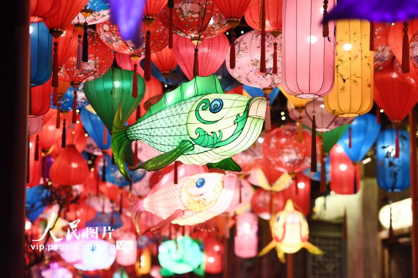 色とりどりの飾り提燈が新年を迎える　江蘇?南京