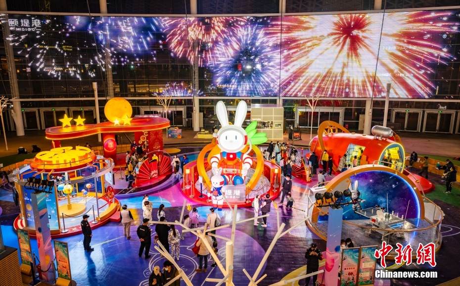 新年を盛り上げる「宇宙ウサギ」が商業(yè)施設に登場　北京
