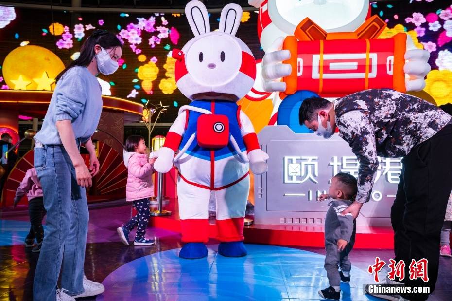 新年を盛り上げる「宇宙ウサギ」が商業(yè)施設(shè)に登場　北京