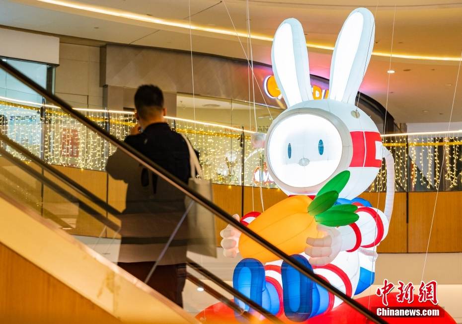 新年を盛り上げる「宇宙ウサギ」が商業(yè)施設(shè)に登場(chǎng)　北京