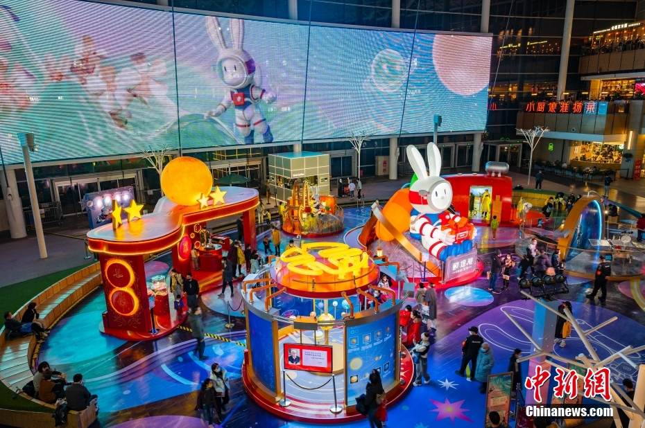 新年を盛り上げる「宇宙ウサギ」が商業(yè)施設に登場　北京