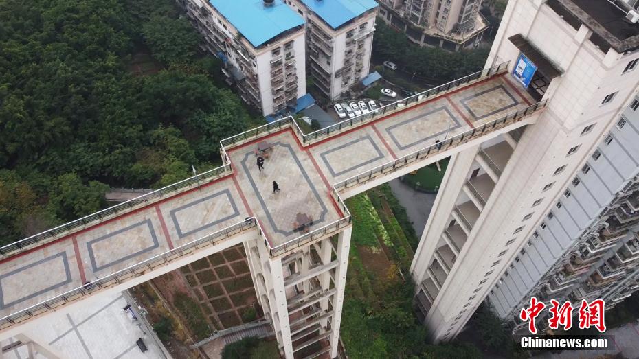 重慶ならでは！12階と地面を平行に結(jié)ぶ「天空の通路」？