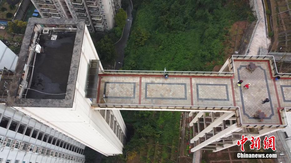 重慶ならでは！12階と地面を平行に結(jié)ぶ「天空の通路」？