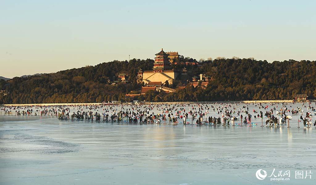 北京市で最大規(guī)模！頤和園昆明湖屋外アイスリンクがオープン