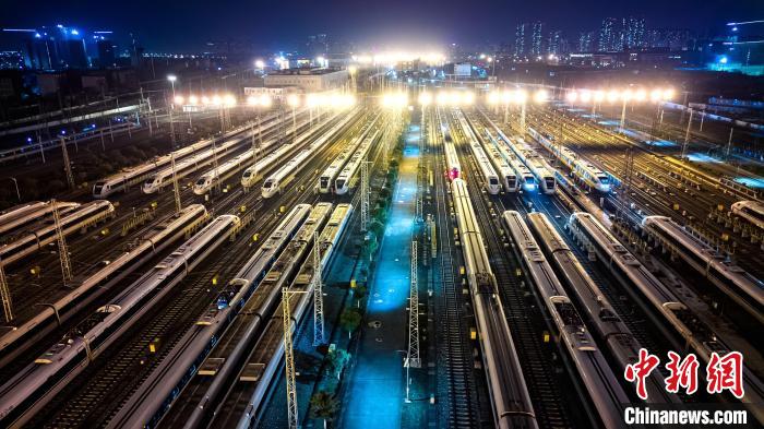 春節(jié)の帰省ラッシュに備え、準(zhǔn)備態(tài)勢に入る「陸の艦隊(duì)」　四川省成都