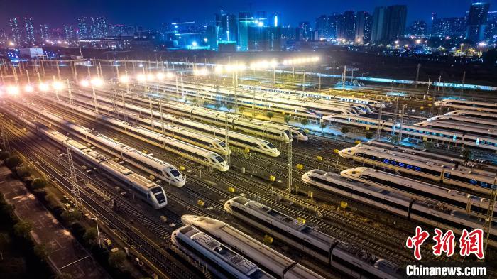 春節(jié)の帰省ラッシュに備え、準(zhǔn)備態(tài)勢に入る「陸の艦隊(duì)」　四川省成都