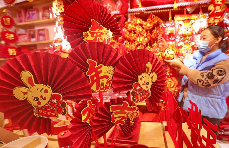 1月3日、河北省秦皇島海港區(qū)臨港物流パーク內(nèi)の秦皇島貨廊小商品城內(nèi)で、春節(jié)用品を整理する店主（寫真著作権はCFP視覚中國が所有のため転載禁止）。