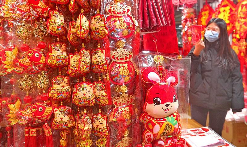 春節(jié)用品で真っ赤に染まった日用雑貨卸売市場　河北省