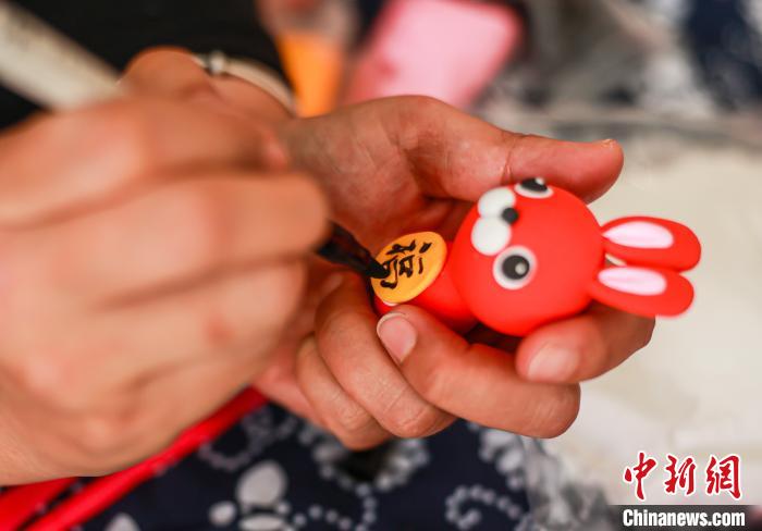 教員と生徒が干支のウサギの粘土細(xì)工を作成　山東省栄成