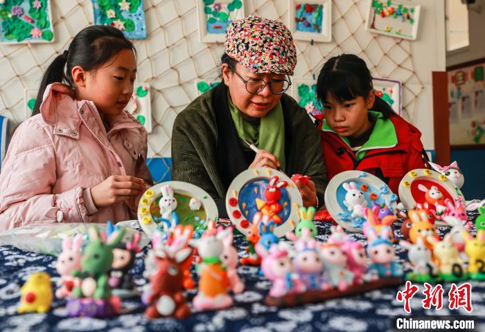 山東省栄成市第二十一中學(xué)?高校の活動(dòng)室で、今年の干支であるウサギの粘土細(xì)工を制作する教員と生徒（1月4日撮影?李信君）。