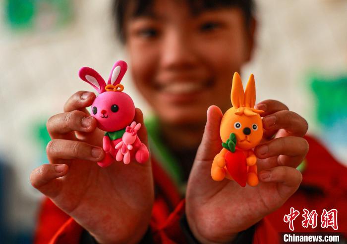 教員と生徒が干支のウサギの粘土細(xì)工を作成　山東省栄成