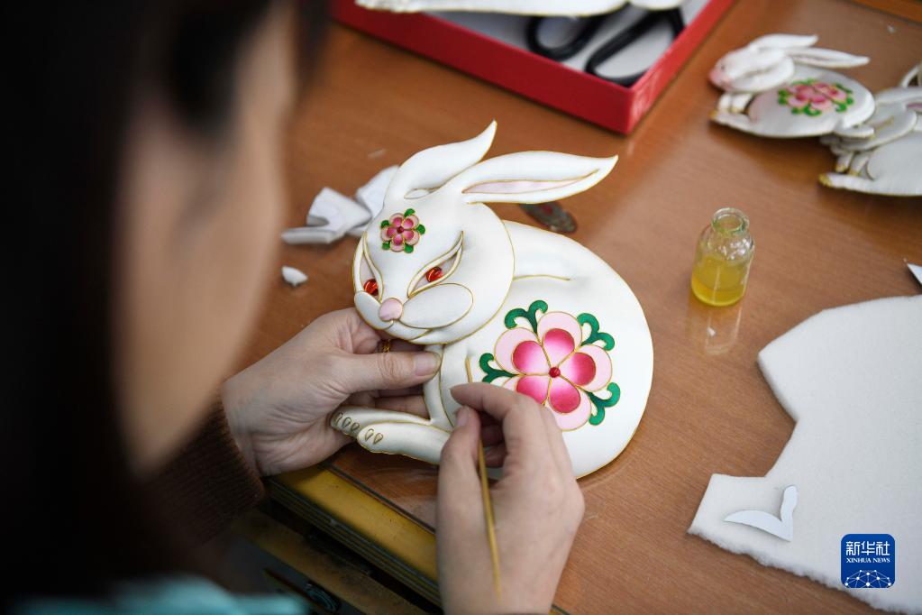 河北省承徳市豊寧満族自治県の無(wú)形文化遺産「布糊畫」雇用アトリエで、兎年をテーマにした布糊畫を制作する職人（1月4日撮影?王立群）。