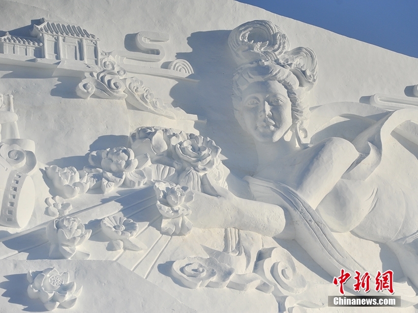 雪の彫刻テーマパークで冬を楽しむ　吉林省長春