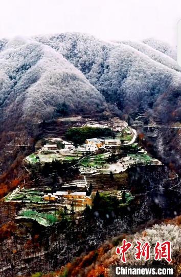 雪化粧を施された美しい農(nóng)村　湖北省南漳