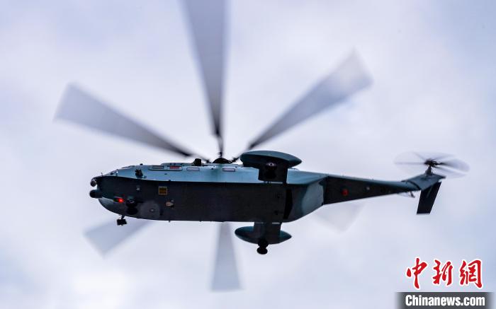 江西省景徳鎮(zhèn)市にある航空工業(yè)昌飛呂蒙試験飛行場(chǎng)で撮影された低空飛行する「直10」ヘリコプター（1月4日撮影?程萬(wàn)海）。