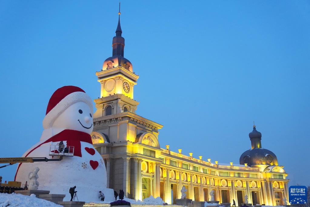 松花江畔に今年も巨大な癒し系雪だるま現(xiàn)る！　黒竜江省哈爾浜