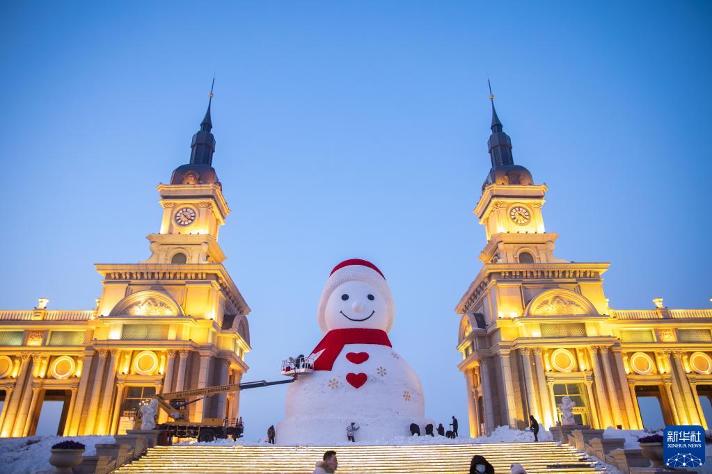 黒竜江省哈爾浜（ハルビン）市の松花江畔で、巨大雪だるま制作の仕上げをする作業(yè)員（1月4日撮影?張濤）。