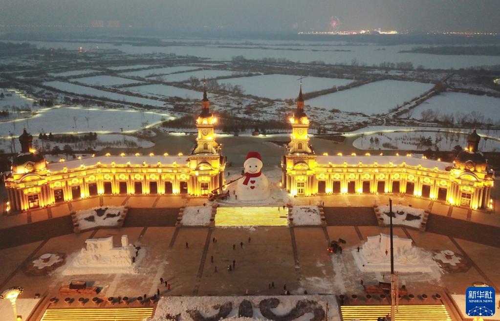 松花江畔に今年も巨大な癒し系雪だるま現(xiàn)る！　黒竜江省哈爾浜