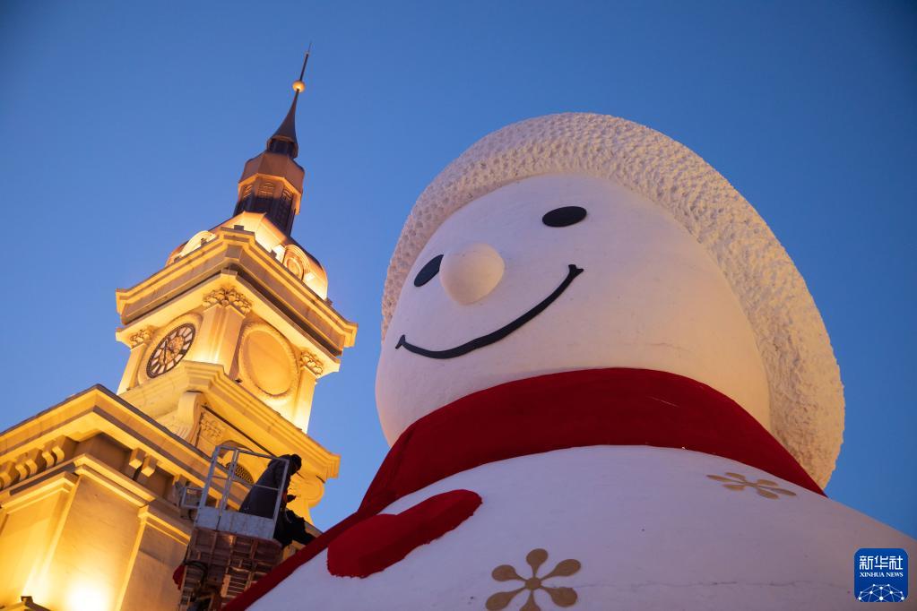 松花江畔に今年も巨大な癒し系雪だるま現(xiàn)る！　黒竜江省哈爾浜