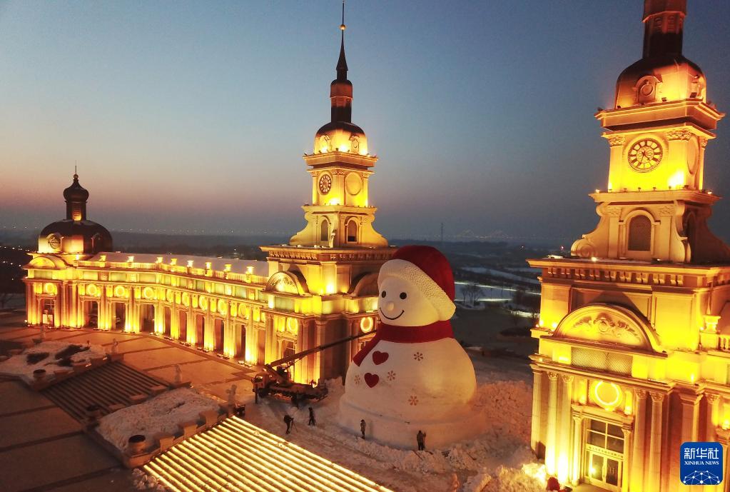 松花江畔に今年も巨大な癒し系雪だるま現(xiàn)る！　黒竜江省哈爾浜