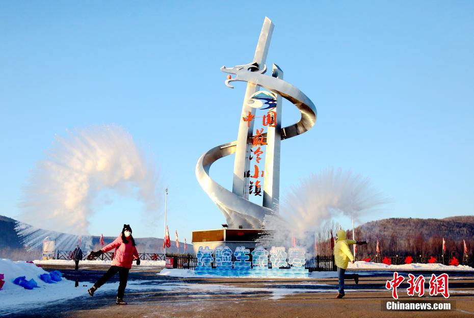 「中國(guó)で最も寒い町」で氷結(jié)パフォーマンス　黒竜江省大興安嶺