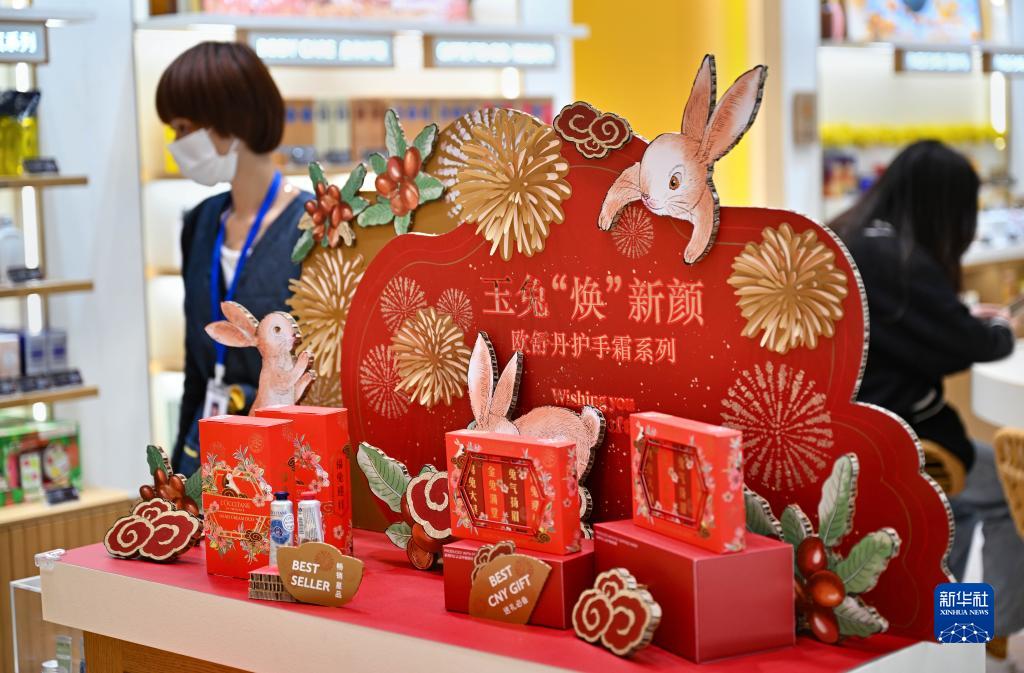 海口國際免稅城で販売中の「兎年」グッズ　海南省