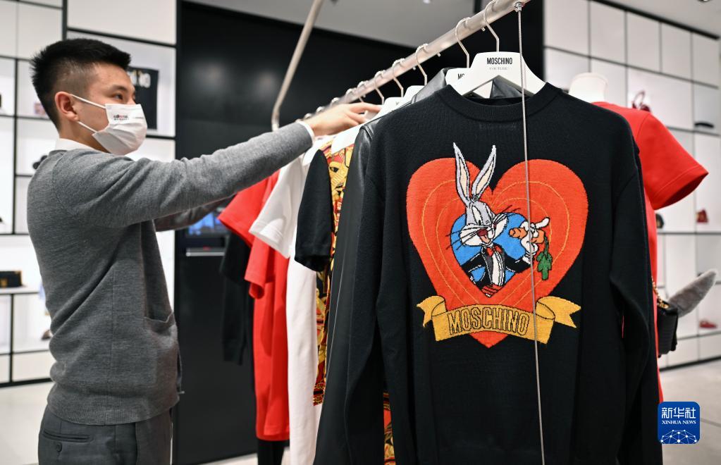 ?？趪?guó)際免稅城で販売中の「兎年」グッズ　海南省