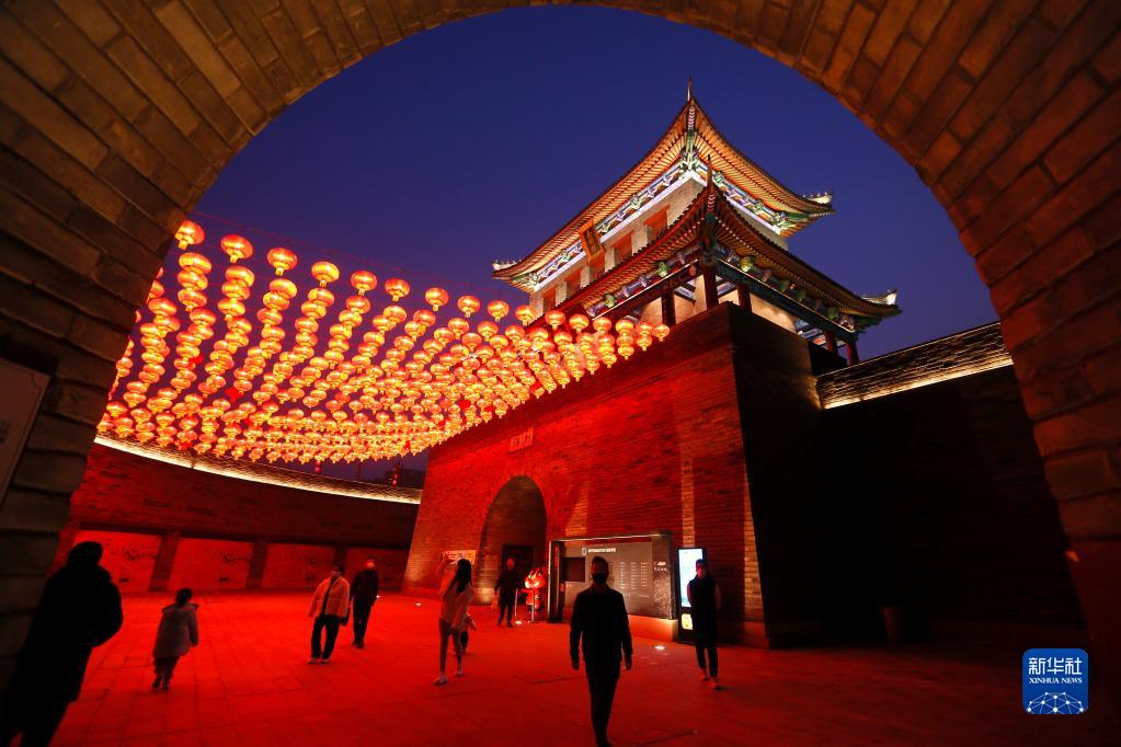 赤々とした燈籠が掲げられ、春節(jié)ムード満點の即墨古城　山東省