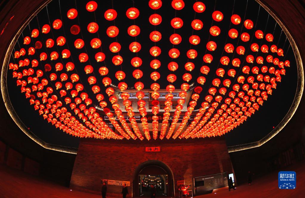 赤々とした燈籠が掲げられ、春節(jié)ムード満點(diǎn)の即墨古城　山東省