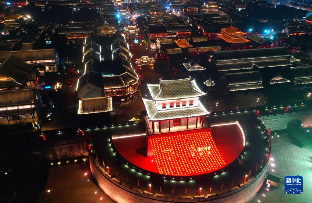 赤々とした燈籠が掲げられ、春節(jié)ムード満點(diǎn)の即墨古城　山東省