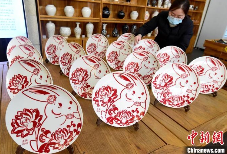 峰峰鉱區(qū)のある陶磁器企業(yè)が生産した兎年をテーマにした皿（撮影?郝群英）。
