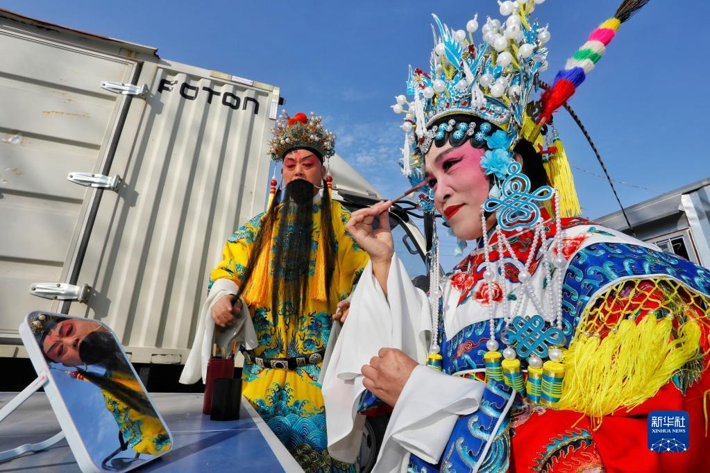羊流鎮(zhèn)大窪村で、豫劇の上演に向け準(zhǔn)備する俳優(yōu)（1月10日撮影?陳陽）。