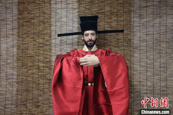 【音聲ニュース】中國(guó)文化を體験してPRするブラジル男性の「漢服マニア」