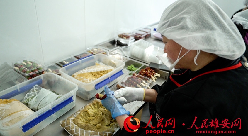 雄安の「糖葫蘆の里」、甘い年越しの味を?qū)盲堡搿『颖笔?></a></td></tr><tr><td class=