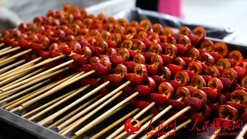 雄安の「糖葫蘆の里」、甘い年越しの味を?qū)盲堡搿『颖笔?></td></tr><tr><td class=