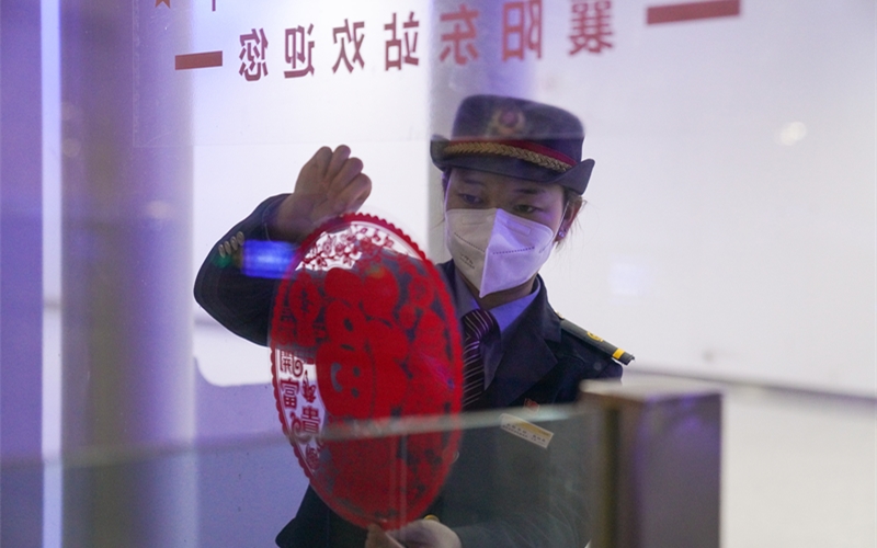 春節(jié)に向けて駅も「おめかし」　湖北省襄陽(yáng)