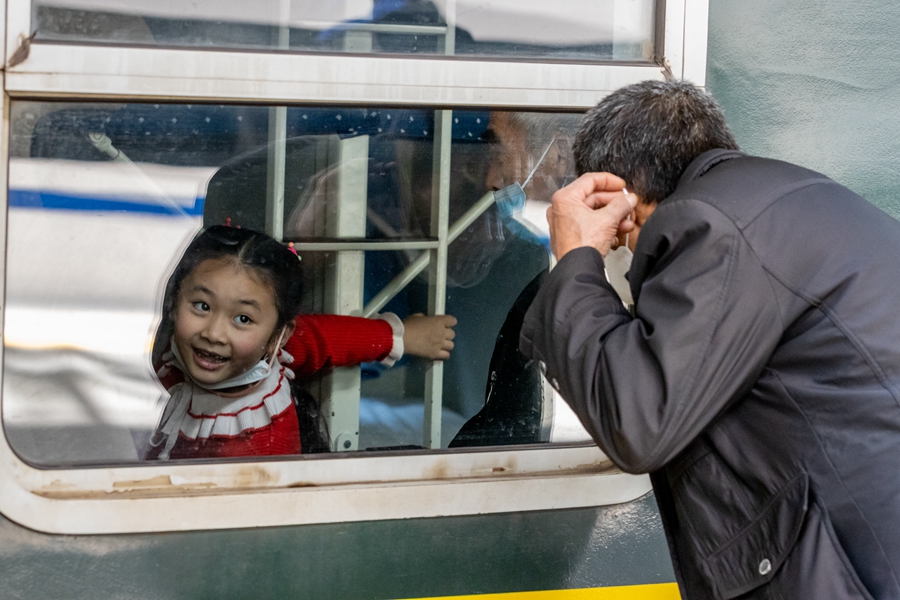 出稼ぎ先の両親のもとに向かう「小さな渡り鳥」に、道中での注意を促す祖父（撮影?康磊）。