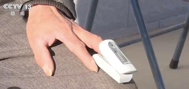 複數(shù)の関係當(dāng)局が全國の村級診療所にパルスオキシメーター117萬2千個(gè)を無償配布